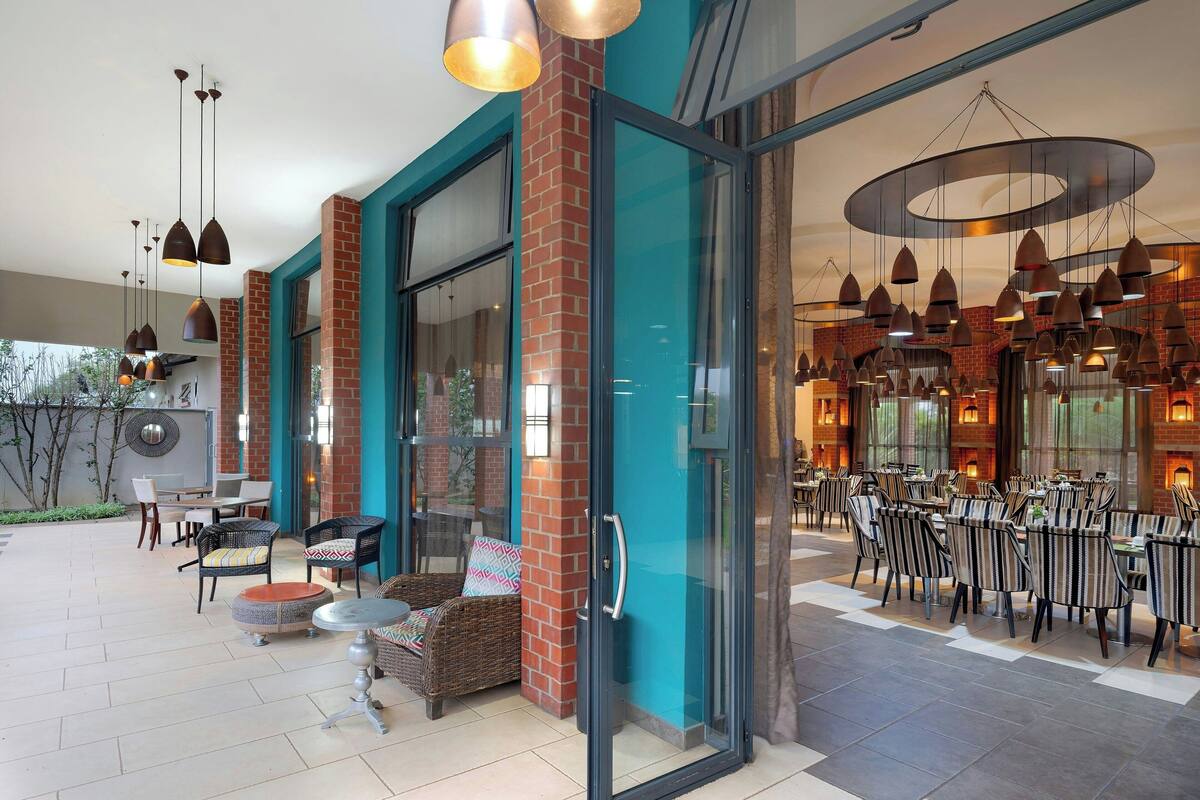 lunch and dinner served, international cuisine