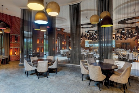 Σερβίρεται μεσημεριανό και βραδινό, με διεθνής κουζίνα