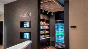 Un mercado moderno con una sección refrigerada y estantes llenos de aperitivos.