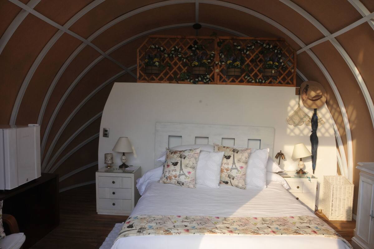 Minibar, rollaway beds (surcharge), WiFi (free), bed sheets