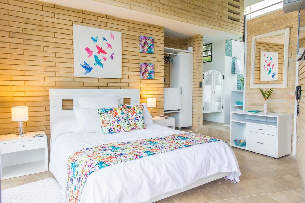 Minibar, rollaway beds (surcharge), WiFi (free), bed sheets