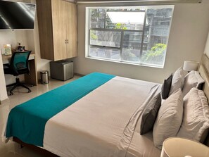 Deluxe-huone, poreamme | Tallelokero huoneessa, työpöytä