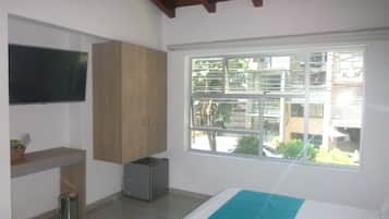 Deluxe Room, Jetted Tub | 1 bedroom, in-room safe, desk, laptop workspace