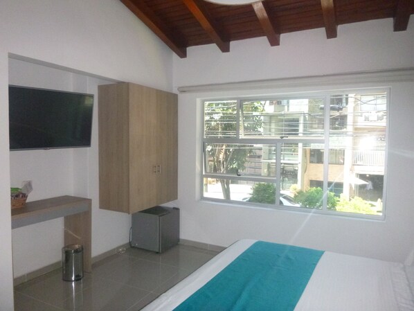 Deluxe Room, Jetted Tub | 1 bedroom, in-room safe, desk, laptop workspace