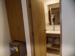 Superior Room | Bathroom | Free toiletries, hair dryer, towels