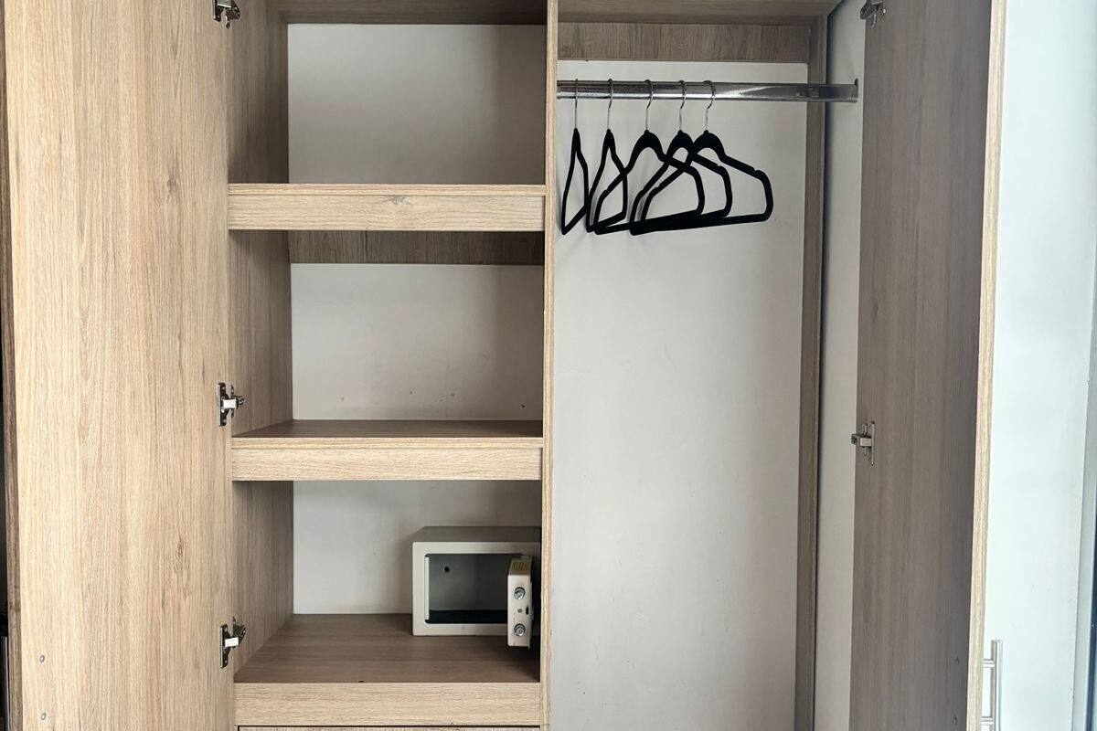 1 quarto, cofres nos quartos, escrivaninha