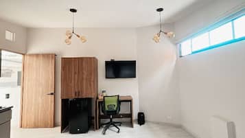 Comfort Studio | 1 bedroom, in-room safe, desk, laptop workspace