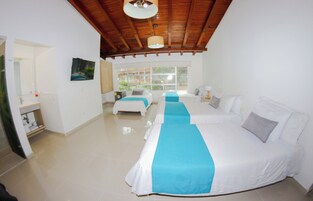 Quarto superior | Cofres nos quartos, escrivaninha, espaço de trabalho para notebook
