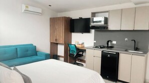 Deluxe Studio | In-room safe, desk, laptop workspace, soundproofing