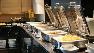 Petit déjeuner buffet (330 THB par personne)