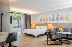 Studio Premier | Minibar, brankas, meja kerja, dan setrika/meja setrika