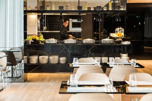 Daily buffet breakfast for a fee - Modena by Fraser Bangkok Hotel Residences (Bangkok)