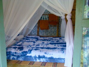 Standard Fan Room | Bureau, Wi-Fi gratuit, draps fournis