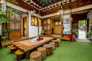Grand House, 4 Bedrooms, Kitchen, Courtyard Area | Living area - PungGyeong, Korea Traditional House (Seoul)
