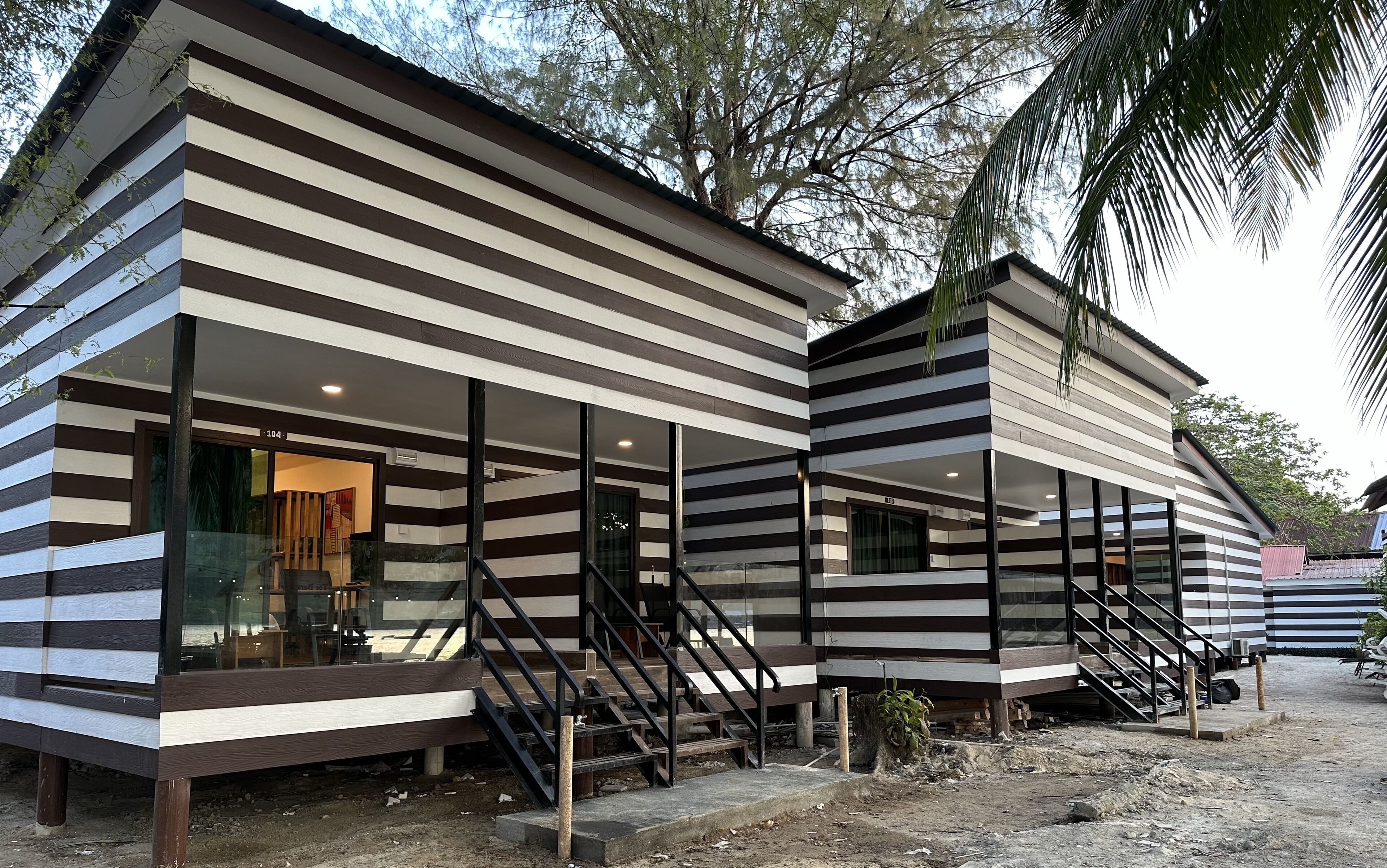 Un bâtiment moderne à plusieurs étages, doté d’une façade à rayures et de grandes fenêtres.