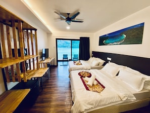 Seafront Family Room | 1 Schlafzimmer, Zimmersafe, Schreibtisch, Bügeleisen/Bügelbrett