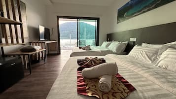 Seafront Family Room | Caja de seguridad en la habitación y escritorio