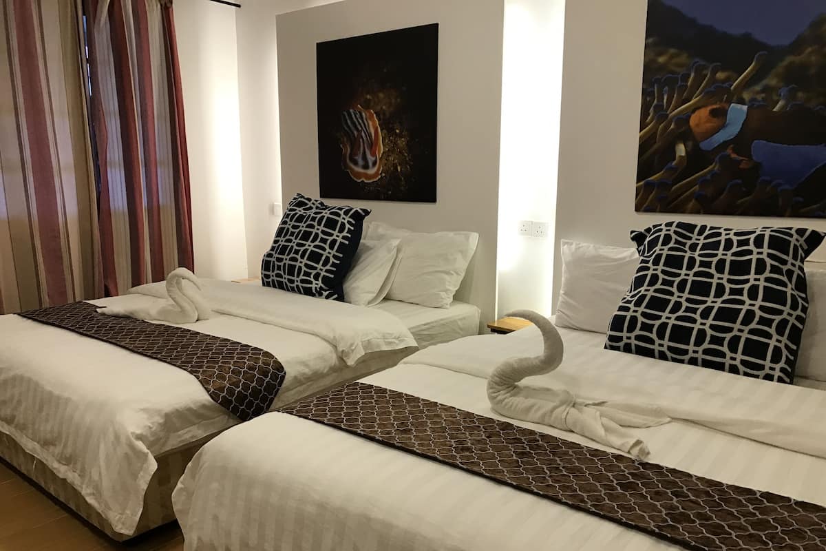 1 habitación, caja de seguridad en la habitación y escritorio