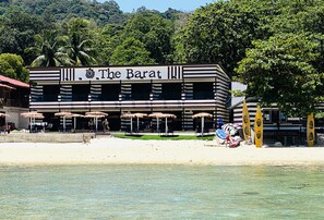 Seafront Family Room | Peti besi dalam bilik, meja, seterika/papan seterika, cadar katil 