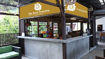 供應早餐、午餐和晚餐,國際料理