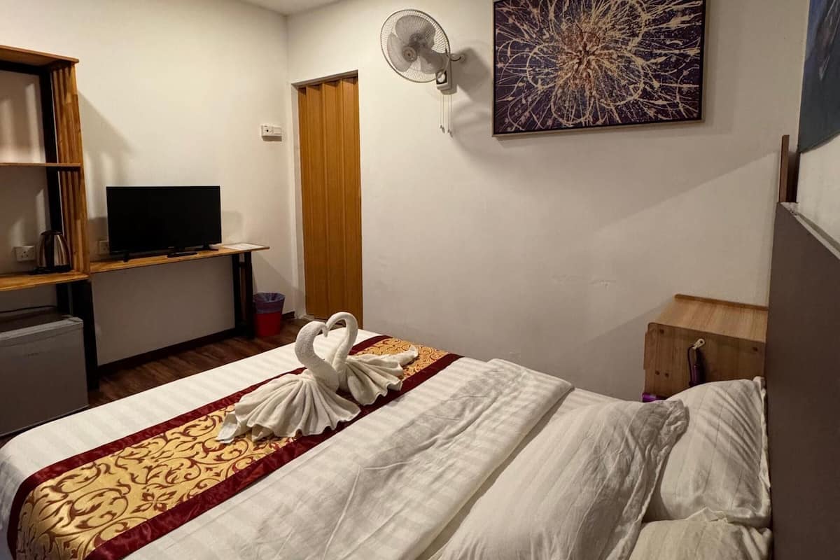1 habitación, caja de seguridad en la habitación y escritorio