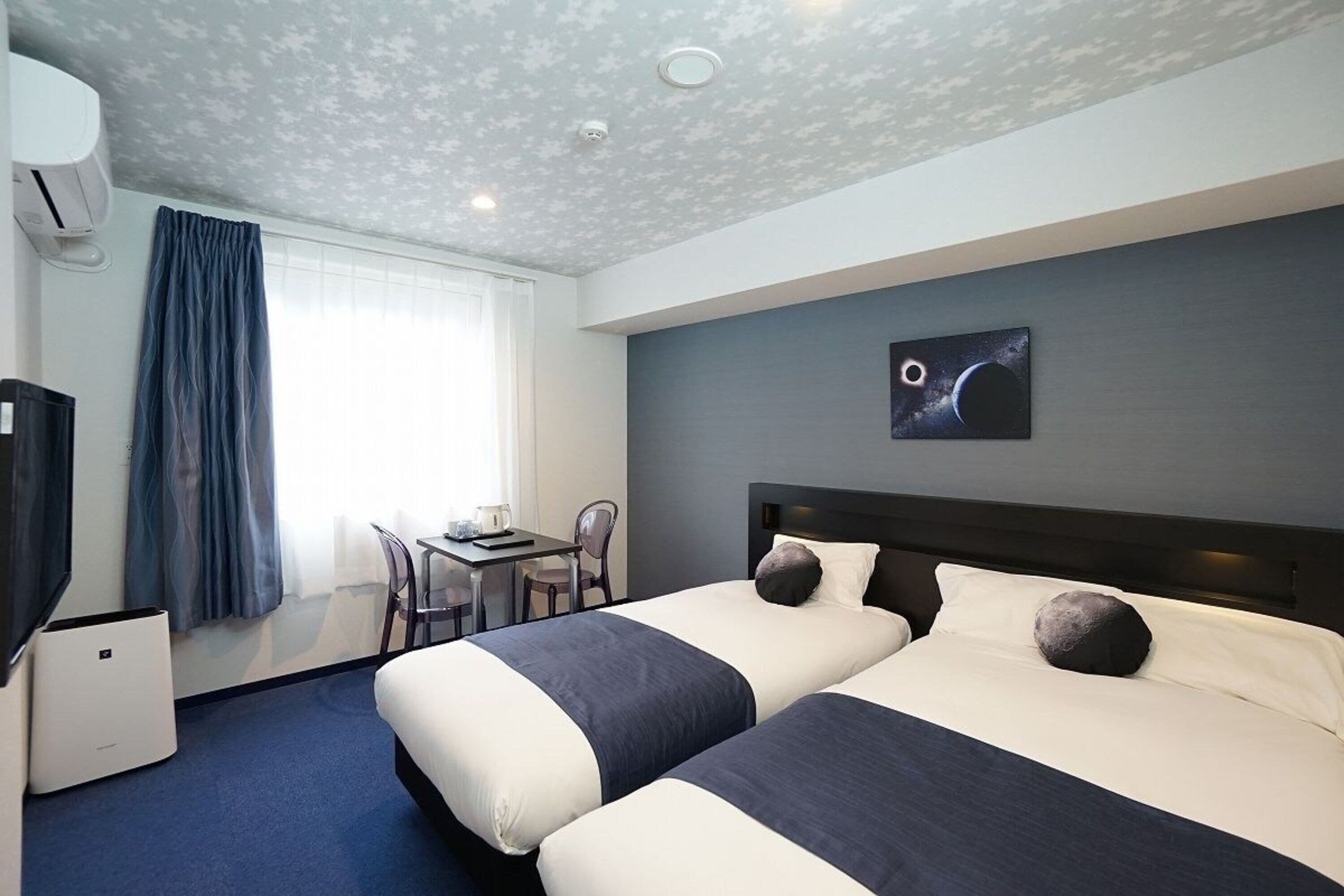 1 bedroom, down duvets, in-room safe, blackout curtains