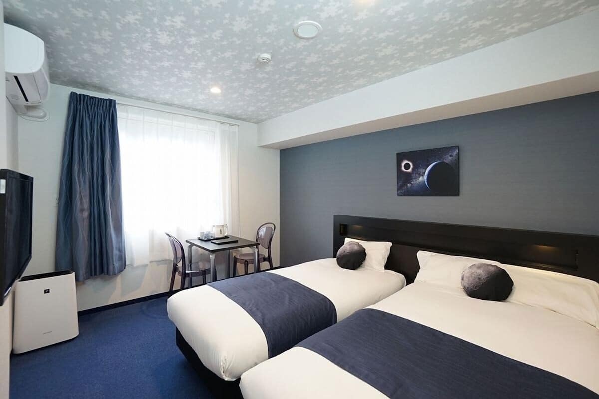 Down comforters, in-room safe, blackout drapes, free WiFi