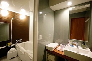 Deluxe Quadruple Room, Non Smoking | Bathroom | Combined shower/tub, free toiletries, hair dryer, slippers