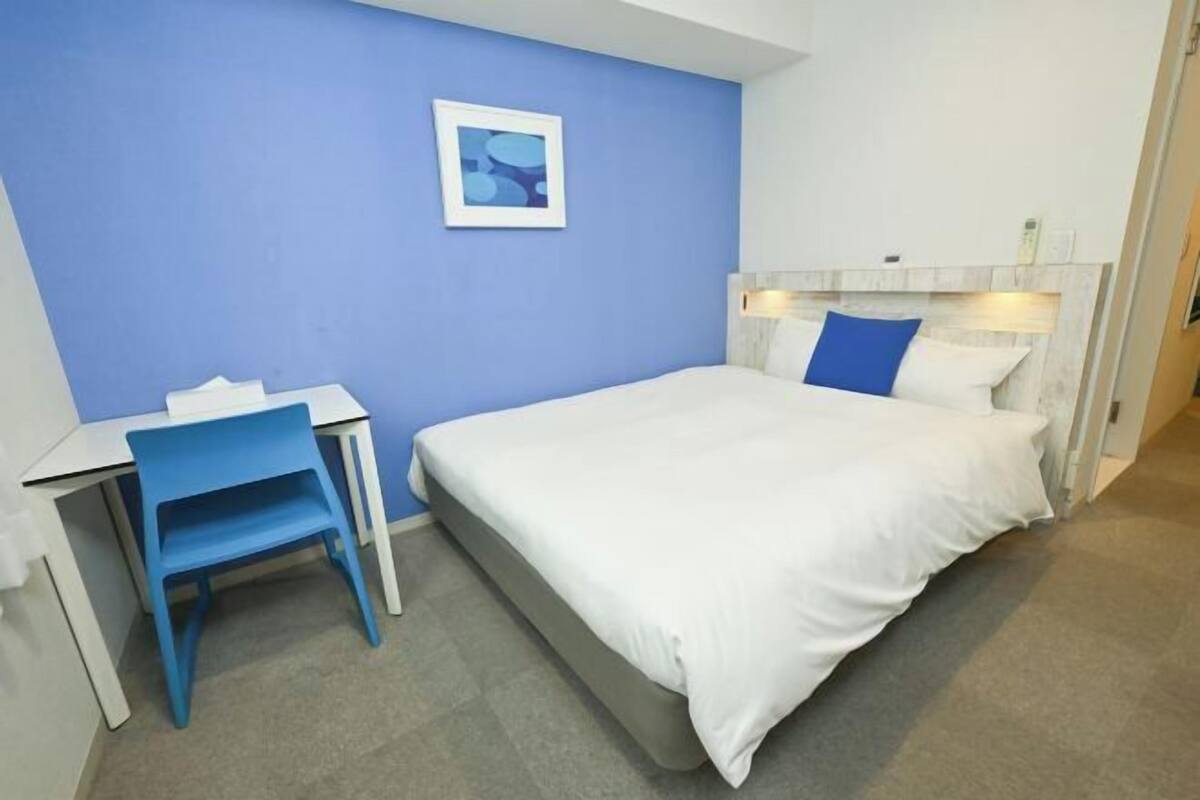 Down comforters, in-room safe, blackout drapes, free WiFi