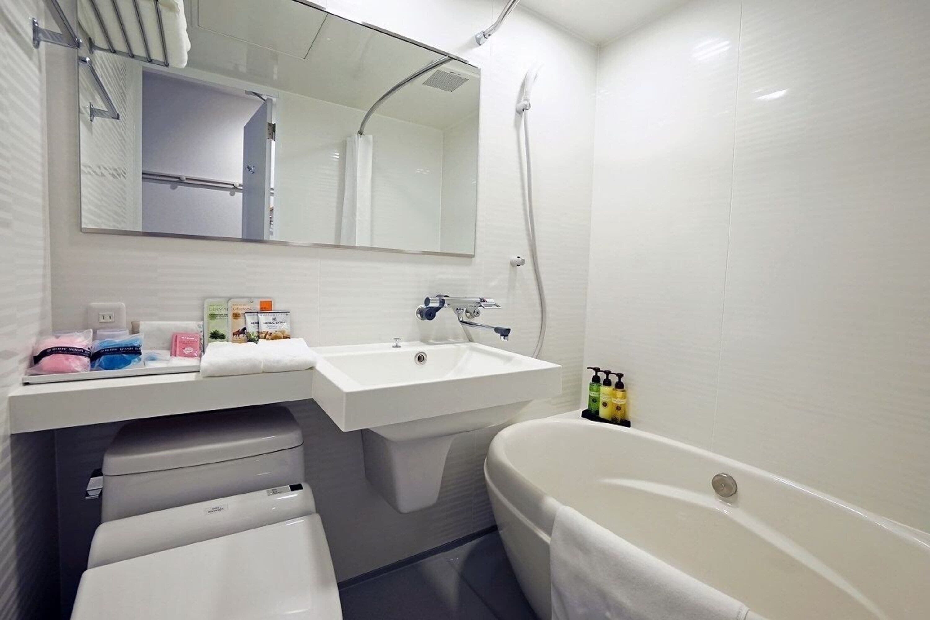 combined shower/bathtub, free toiletries, hair dryer, slippers