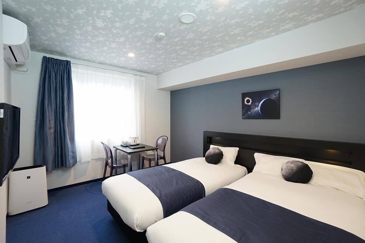 Down comforters, in-room safe, blackout drapes, free WiFi