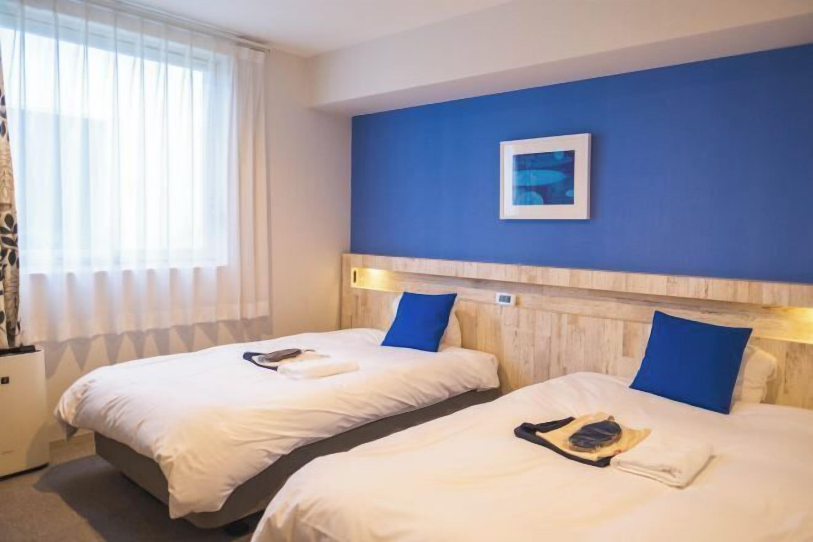 Down comforters, in-room safe, blackout drapes, free WiFi