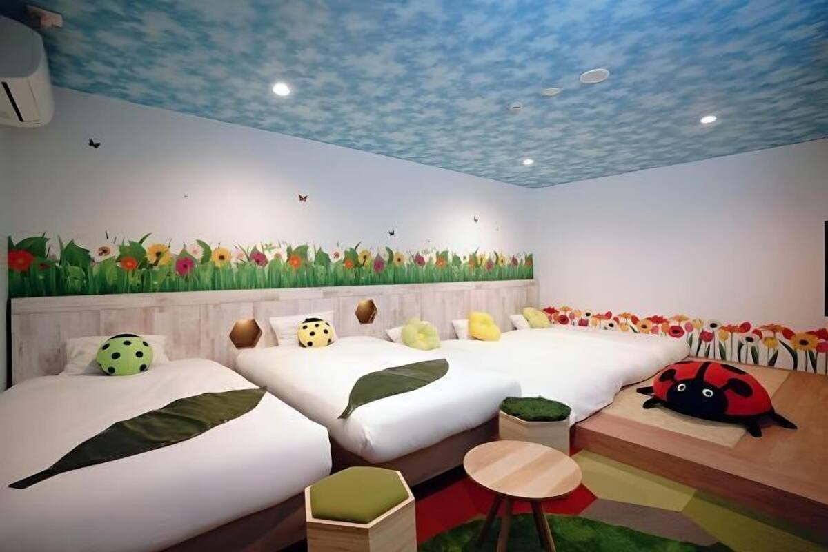 Down comforters, in-room safe, blackout drapes, free WiFi