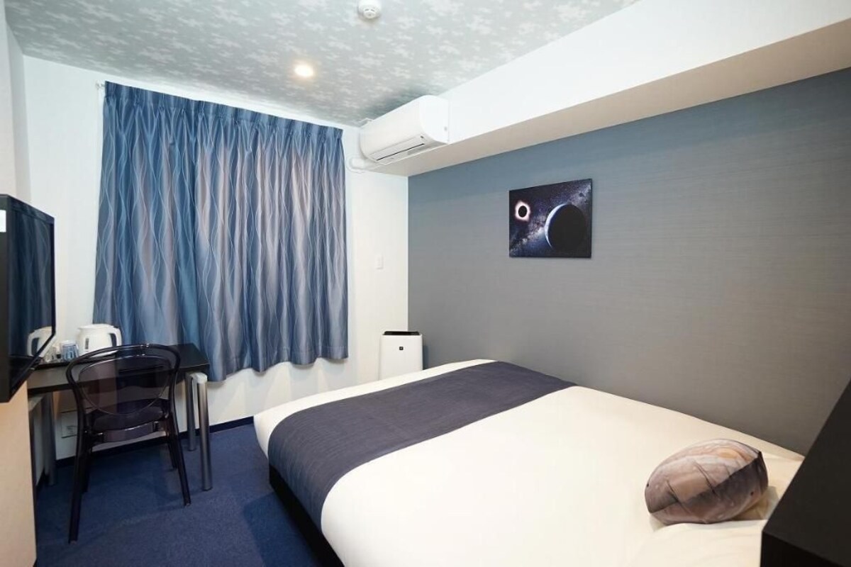 Down duvets, in-room safe, blackout curtains, free WiFi
