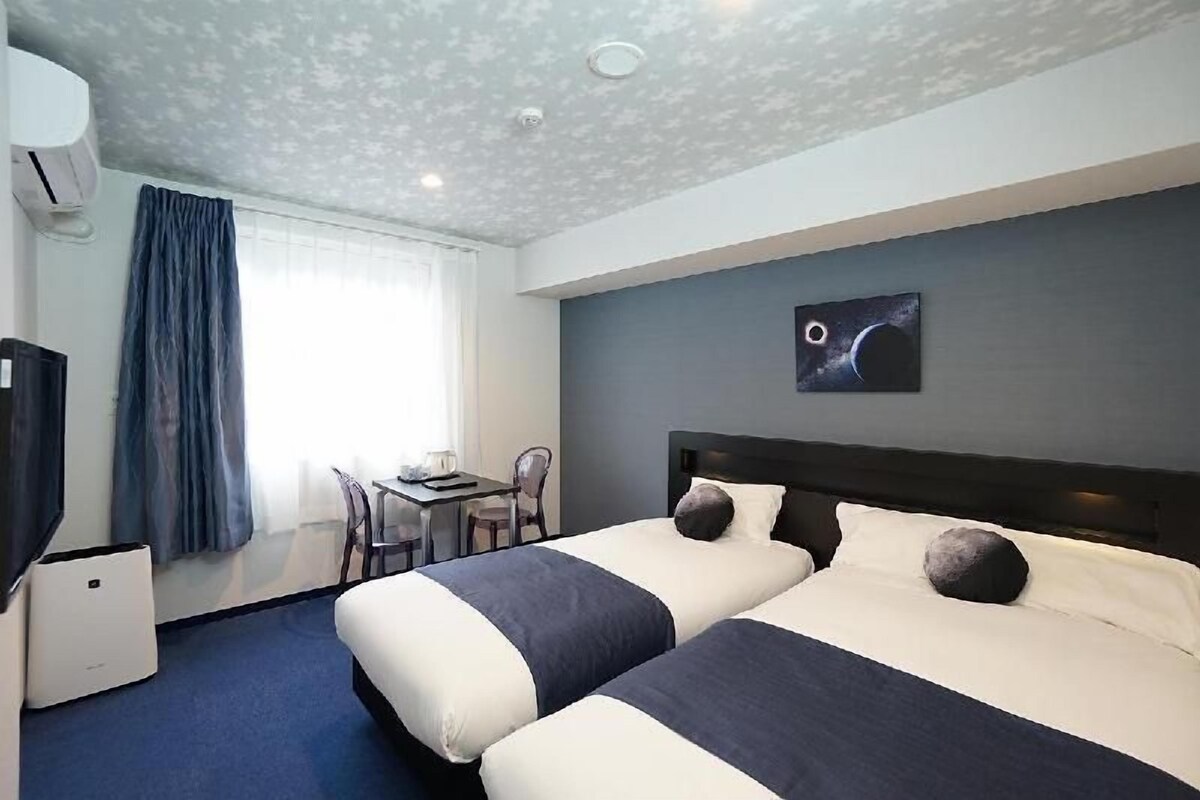 Down duvets, in-room safe, blackout curtains, free WiFi