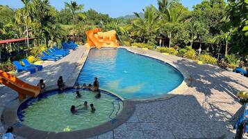 Een buitenzwembad, gratis zwembadcabana's en parasols bij het zwembad