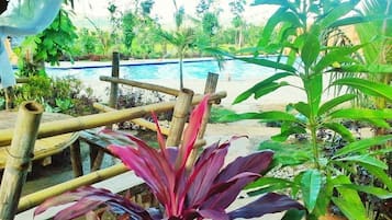 Una piscina al aire libre, cabañas de piscina gratuitas, sombrillas