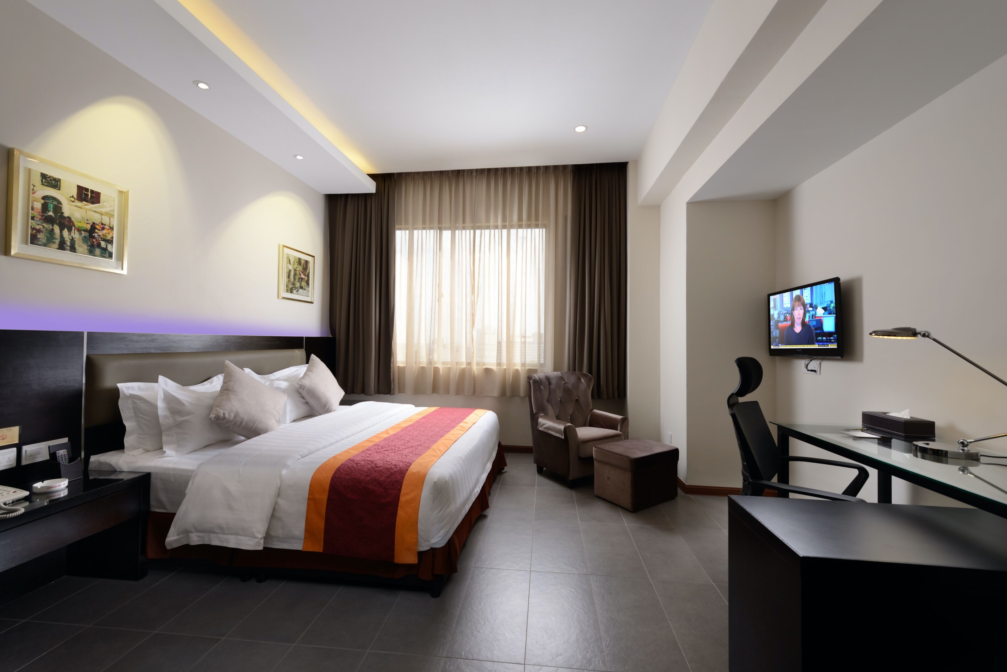deluxe room, 1 king bed | minibar, in-room safe, desk, iron/ironing board