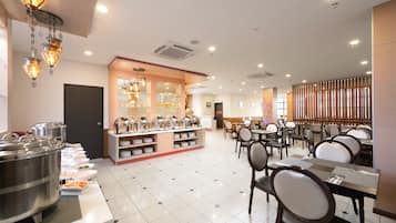 朝食 (ビュッフェ)、毎日提供 (1 名様 25 MYR)
