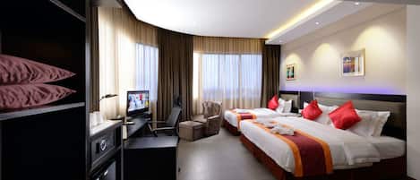 Minibar, caja de seguridad en la habitación y escritorio