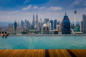 2 buitenzwembaden, een infinity pool