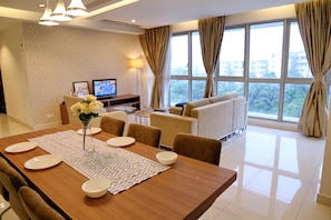 Deluxe Double Room, 2 Bedrooms, Kitchen, City View | In-room dining