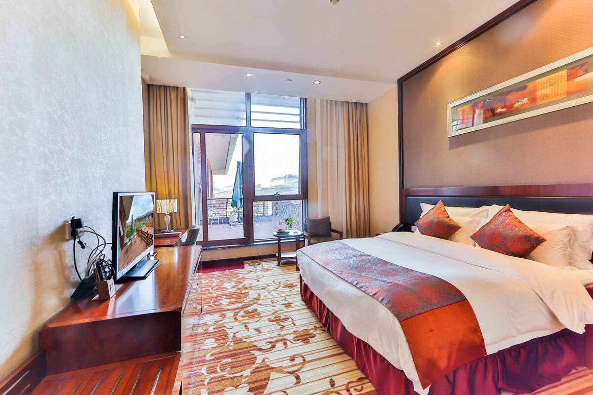 ห้องพัก | มินิบาร์, ตู้นิรภัยในห้องพัก, โต๊ะทำงาน, ผ้าม่านกันแสง