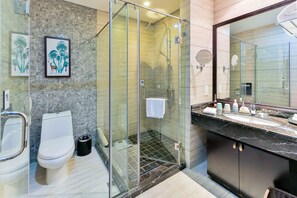 Suite Grand | Kamar mandi | Perlengkapan mandi gratis, pengering rambut, jubah mandi, dan sandal