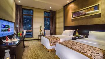 ميني بار وخزنة داخل الغرفة ومكتب وستائر تعتيم