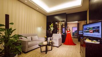 Executive Balcony King Room | Living room | Plasma TV