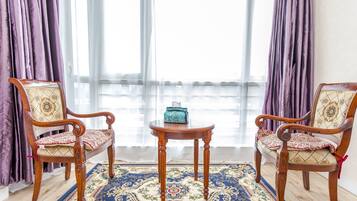 City View Studio | Desk, blackout drapes, free WiFi, bed sheets