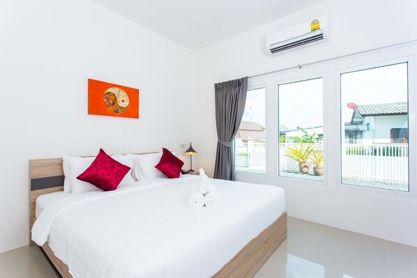 Deluxe Room | Free minibar, in-room safe, desk, rollaway beds