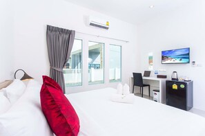 Deluxe Room | Free minibar, in-room safe, desk, rollaway beds