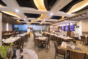 2 restaurants; s'hi serveixen esmorzars, dinars i sopars